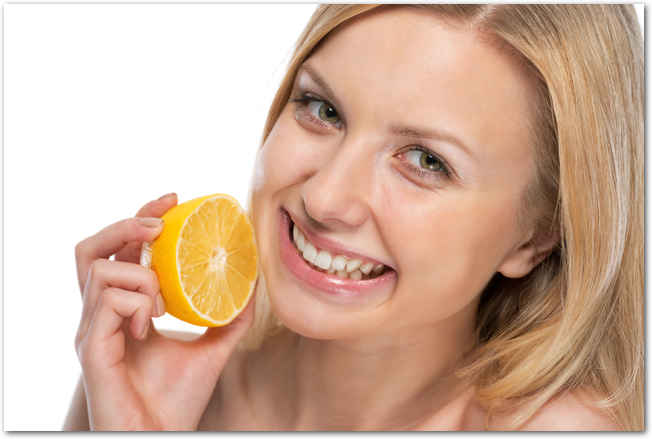 Portrait of smiling young woman with lemon